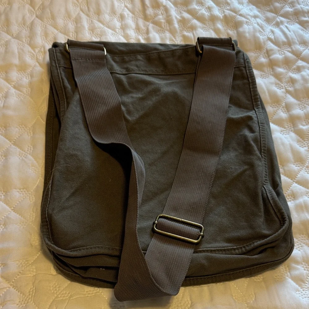 Olive Canvas Messenger Bag - Classic Outdoor Style